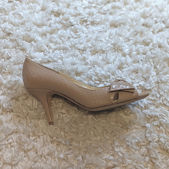 Kate Spade Size 6.5 Nude Leather Heels with Bow - Picture 2 of 5